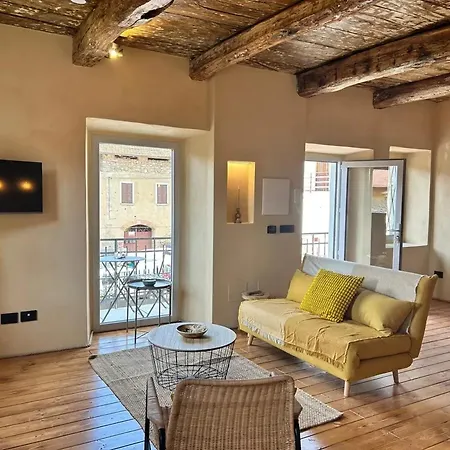 Spacious House In Tapigliano With Terrace For 12 People 度假居 *